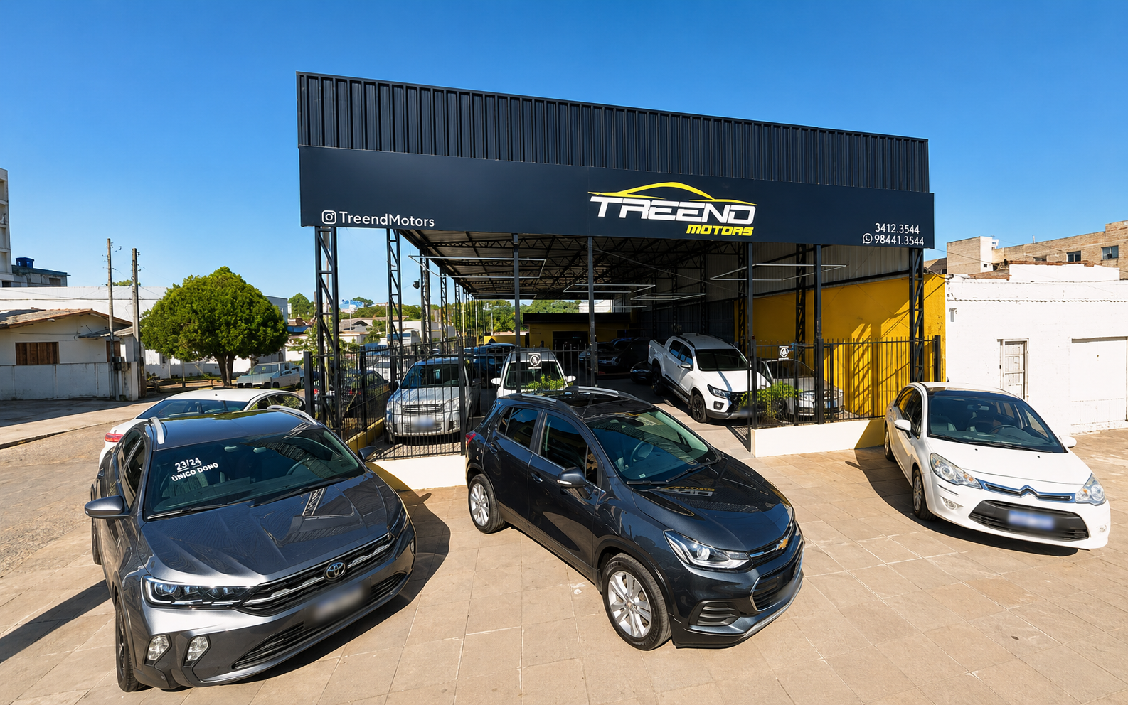 Fachada da loja Treend Motors com veículos no pátio